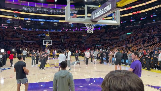 【2025年02月11日 爵士vs湖人集锦】东契奇热身时半场三分打铁 就地做起俯卧撑 