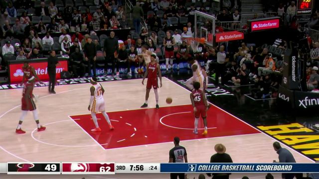 【2025年02月25日 热火vs老鹰集锦】传球玩出花样！特雷-杨反击推进绕身传球助攻盖耶跟进暴扣