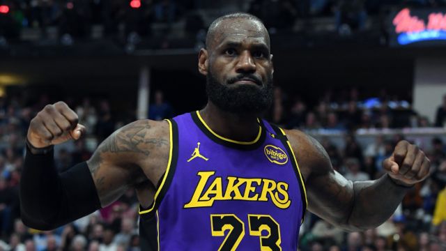 【2025年02月26日 独行侠vs湖人集锦】詹姆斯40岁后场均26+8+8三分44%！21次20+超越乔丹历史第一