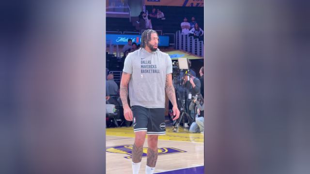 【2025年02月26日 独行侠vs湖人集锦】换队后首次同场亮相！浓眉与东契奇赛前热身投篮训练