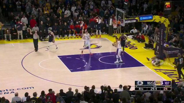 【2025年03月03日 快船vs湖人集锦】惊险一幕！詹姆斯拼命加速追帽邓恩 落地劈叉滑倒惊出球迷一身冷汗