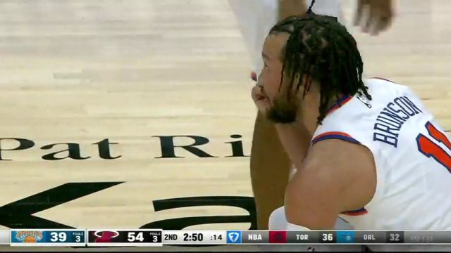 【2025年03月03日 尼克斯vs热火集锦】看着就很疼！海史密斯凶狠“偷桃”布伦森 后者倒地久久难起身