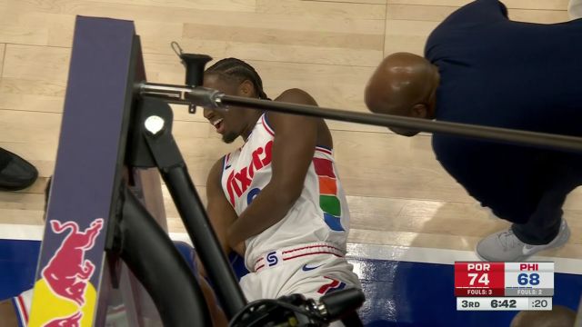 【2025年03月04日 开拓者vs76人集锦】祈祷不要有事 马克西上篮失衡背部着地随后离场