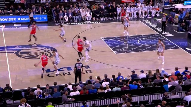 【2025年03月07日 公牛vs魔术集锦】早已看穿你的意图 布莱克快人一步抢断反击一条龙直接暴扣