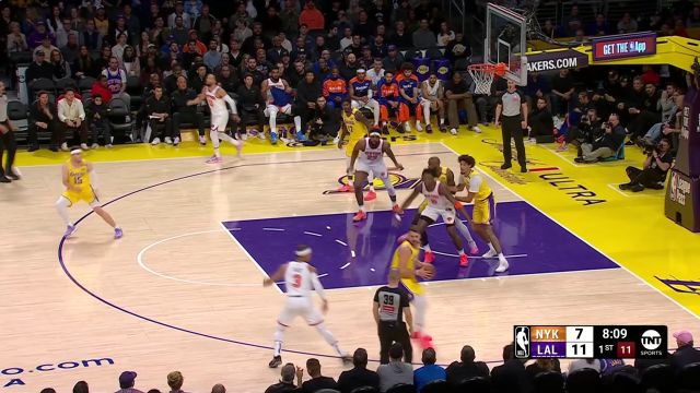 【2025年03月07日 尼克斯vs湖人集锦】展现全能身手 东契奇连投带突率湖人建立优势