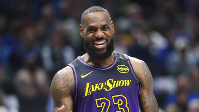 【2025年03月14日 湖人vs雄鹿集锦】腹股沟恢复良好！詹姆斯已返回洛杉矶接受治疗 回主场有望提前复出