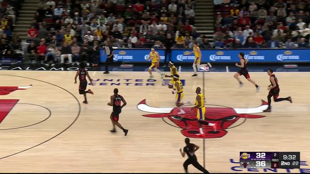 【2025年03月28日 湖人vs公牛集锦】主打一个写意！詹姆斯行进间送脑后传球 范德彪笑纳空篮轻松吃饼