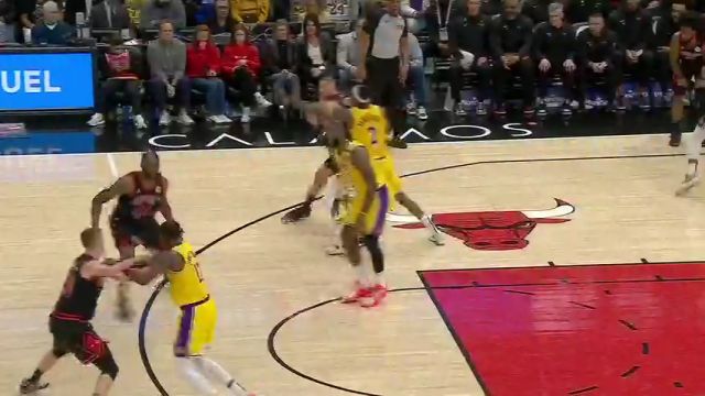 【2025年03月28日 湖人vs公牛集锦】一来二去误会了！电风扇与赫尔特卡位撞到眼角 防守怒推后者险酿冲突