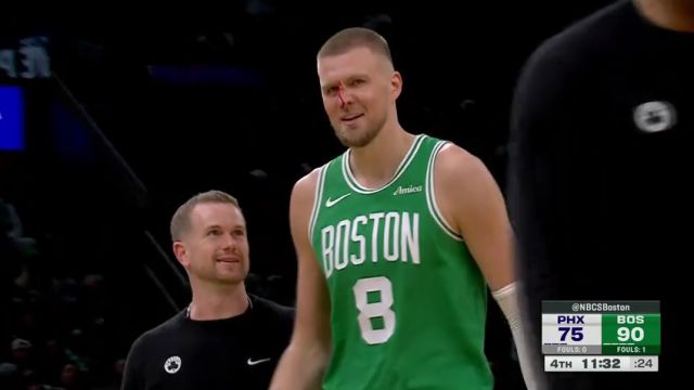 【2025年04月05日 太阳vs凯尔特人集锦】受到全场礼遇！波神防守被马丁击中面部 鼻梁出血微笑下场检查