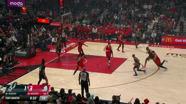 【2025年04月07日 马刺vs开拓者集锦】找回场子！比永博篮下单挑克林根 细腻手感勾手丝滑落袋