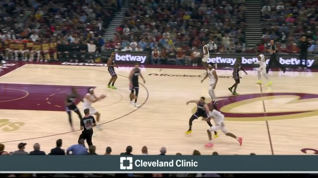 【2025年04月07日 国王vs骑士集锦】丝滑的转身毫无压力 莫布里接球来到篮下双手重扣