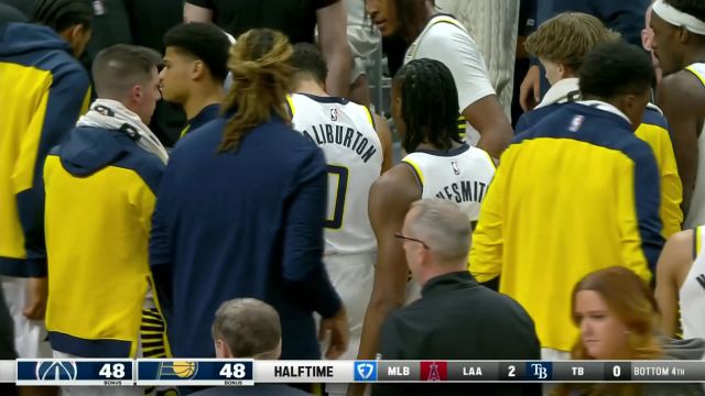 【2025年04月09日 奇才vs步行者集锦】但愿无碍！哈利伯顿半场压哨上篮打进不慎撞向场边摄影师倒地表情痛苦