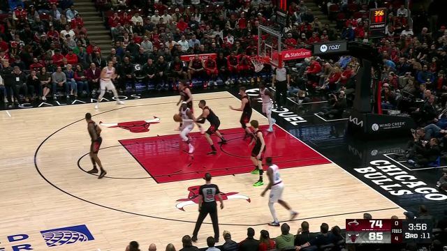 【2025年04月10日 热火vs公牛集锦】该我上场表演了 阿德巴约单打武切维奇翻身跳投皮球颠进篮筐