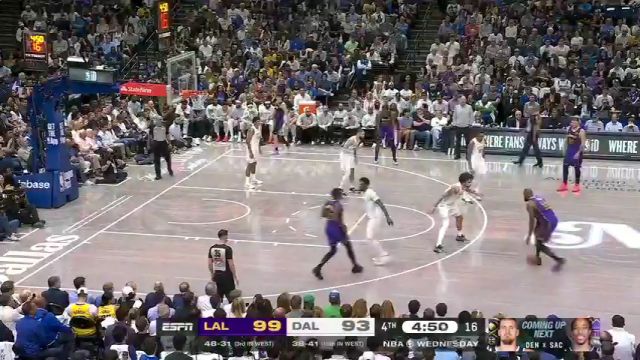 【2025年04月10日 湖人vs独行侠集锦】活力无限！詹姆斯顶着三人防守拉杆上篮打进末节第11分