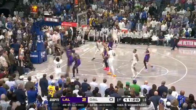 【2025年04月10日 湖人vs独行侠集锦】一个不小心！詹姆斯传球失误砸到华盛顿屁股