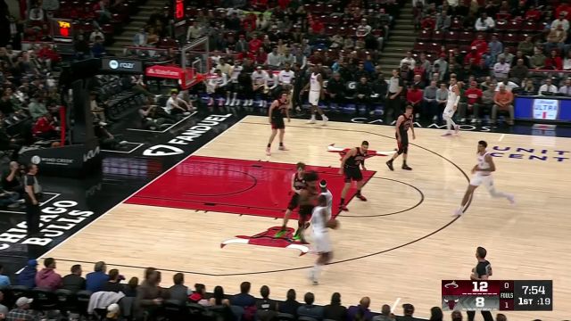 【2025年04月10日 热火vs公牛集锦】不难不进！伯克斯弧顶借掩护迎着防守飚射极限3+1