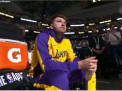 东契奇落泪登全美热搜：毛巾捂脸显悲伤 全场高呼解雇GM侠媒直言心碎