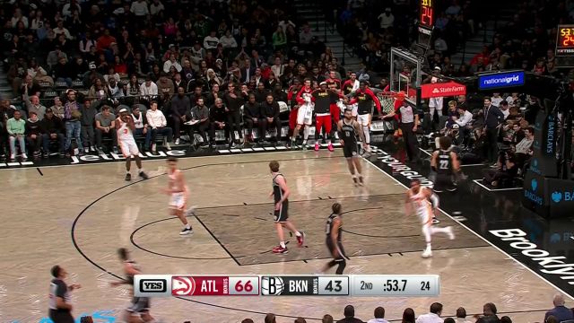 【2025年04月11日 老鹰vs篮网集锦】充满想象力的一球！特雷杨绕腰过人一记小抛投命中拿下两分