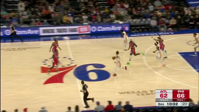 【2025年04月12日 老鹰vs76人集锦】进攻方式多样！特雷杨人缝急刹车高抛打进还有加罚