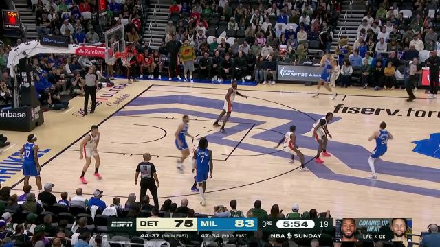 【2025年04月14日 活塞vs雄鹿集锦】一步跟不上步步跟不上！康诺顿快步突破轻松摆脱防守取分