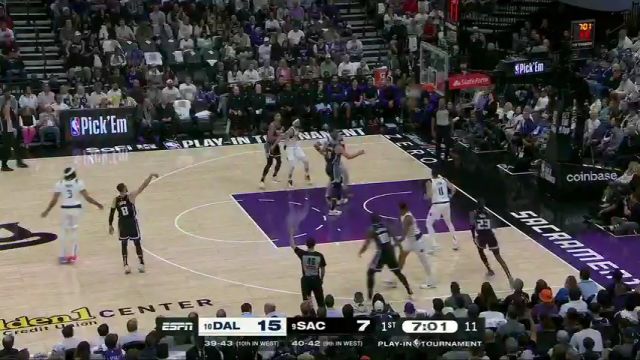 【2025年04月17日 独行侠vs国王集锦】火枪手就位！拉文借掩护果断出手 大号三分球轰进强势追击