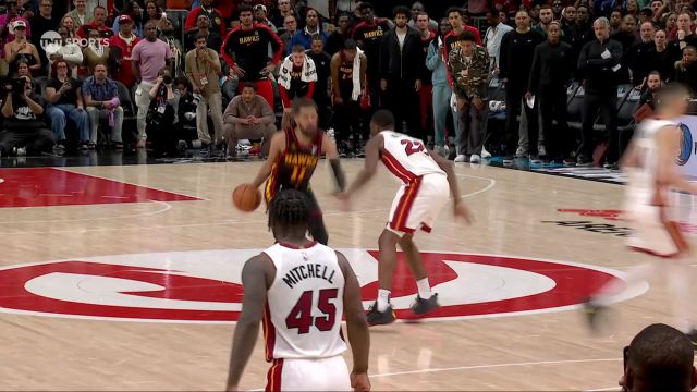 【2025年04月19日 热火vs老鹰集锦】成为球队的英雄！特雷杨后场接球加足马力顶着维金斯直杀禁区完成绝平