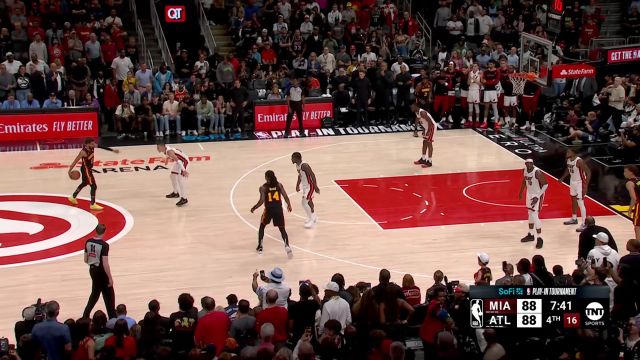 【2025年04月19日 热火vs老鹰集锦】逆转就在眼前！特雷杨迎着希罗防守三分精准命中首次完成反超