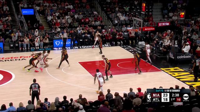 【2025年04月19日 热火vs老鹰集锦】这手感相当柔和！邓罗强突篮下失衡状态巧妙挑篮打成2+1