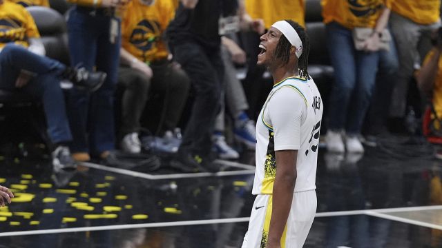 【2025年04月20日 雄鹿vs步行者集锦】雄鹿vs步行者五佳球 字母哥无解突破强势2+1 特纳直挂云帆双臂重扣