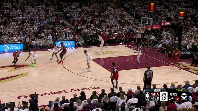 【2025年04月21日 热火vs骑士集锦】很有想象力！达维昂-米切尔信手一抛皮球划过莫布利指尖助攻阿德巴约空接暴扣