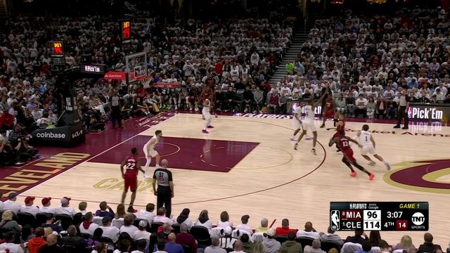 【2025年04月21日 热火vs骑士集锦】还没到放弃的时刻！希罗虚晃一枪点飞防守杀入禁区抛投打成2+1