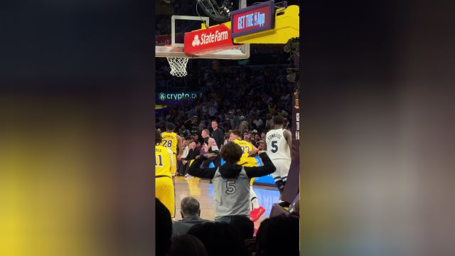 【2025年04月23日 森林狼vs湖人集锦】相当炸裂！爱德华兹远距离起飞隔着海斯上演双手平筐暴力砸扣