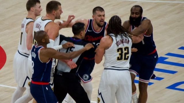 【2025年04月27日 掘金vs快船集锦】原声！快船球迷高呼驱逐戈登，两队大冲突6人吃T无人驱逐离场