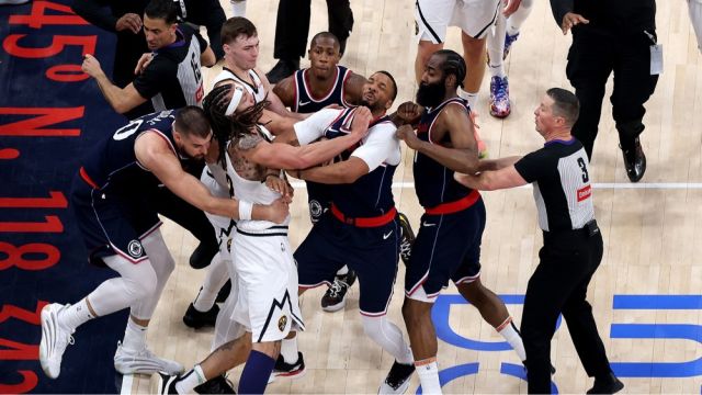 【2025年04月27日 掘金vs快船集锦】蝴蝶效应！祖巴茨拉架避免戈登被驱逐，完成季后赛历史首个压哨扣篮绝杀