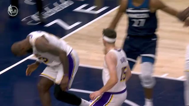 【2025年04月28日 湖人vs森林狼集锦】詹姆斯卡位有小动作被戈贝尔反手肘击 詹姆斯愤怒上前险些爆发冲突