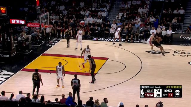 【2025年04月29日 骑士vs热火集锦】禁区无人防守  莫布利轻巧漫步上演单臂扣篮