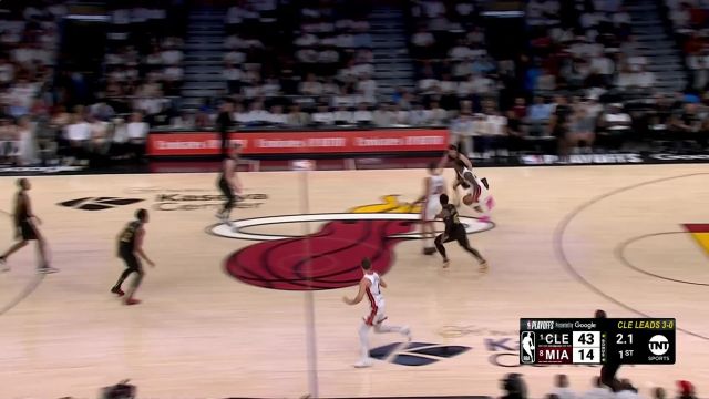 【2025年04月29日 骑士vs热火集锦】首节26分巨大分差！米切尔超远压哨三分为热火挽回颜面