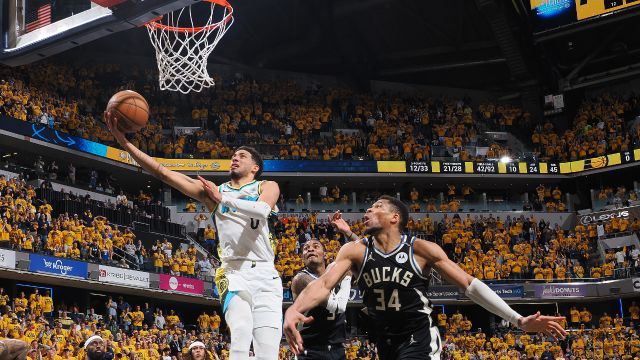 【2025年04月30日 雄鹿vs步行者集锦】雄鹿vs步行者五佳球 哈利伯顿末节扣篮绝平技惊四座 加时赛关键上篮杀死比赛