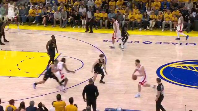 【2025年05月03日 火箭vs勇士集锦】连环撞！库里推杰伦-格林撞倒波杰裁判吹罚库里推人犯规已经4犯