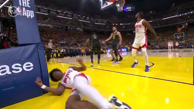 【2025年05月03日 火箭vs勇士集锦】铁打的身体！阿门快攻被拍摔在地磕中后脑 裁判回看吹罚普通犯规