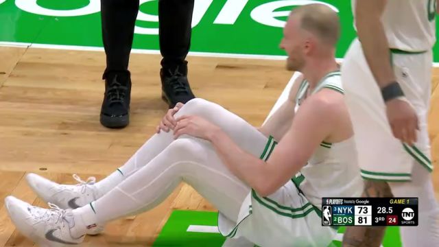 【2025年05月06日 尼克斯vs凯尔特人集锦】豪瑟落地踩到阿奴诺比的脚 前者一瘸一拐返回更衣室