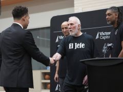 不再是教练而是老大！波波中风后首次公开露面 调侃邓肯马努报复自己