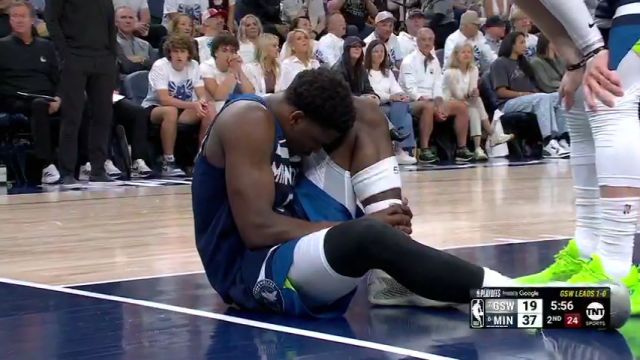 【2025年05月09日 勇士vs森林狼集锦】伤病退散！爱德华兹上篮落地被TJD踩脚 痛苦倒地被搀扶回更衣室