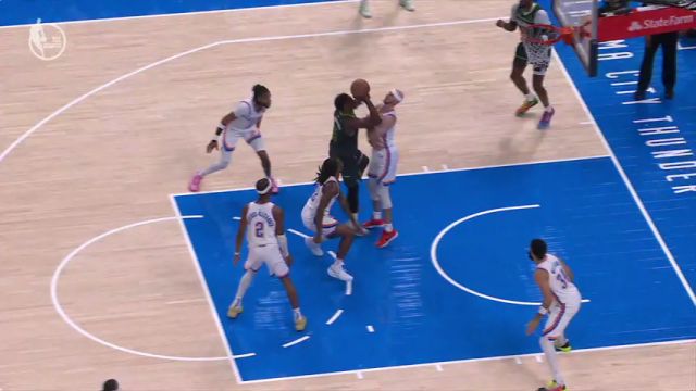 【2025年05月21日 森林狼vs雷霆集锦】还好没事儿！爱德华兹落地时踩脚扭伤跺跺脚继续坚持比赛