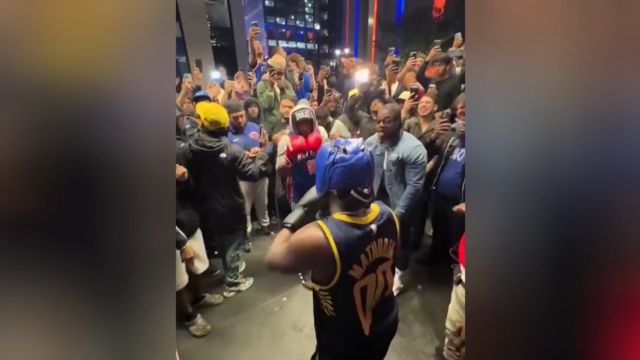 【2025年06月01日 尼克斯vs步行者集锦】球迷拳击比赛“马瑟林”不敌“布伦森”尼克斯球迷疯狂踩踏哈利伯顿娃娃