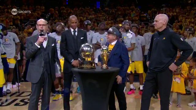 【2025年06月01日 尼克斯vs步行者集锦】名宿雷吉米勒为步行者颁奖 特纳高高举起奖杯与全队享受荣耀时刻