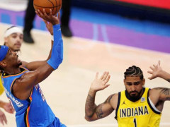 亚历山大已经在季后赛连续9个主场比赛中得分30+，比肩张伯伦历史第二人