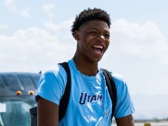 爵士队选中的新秀艾斯-贝利身高是多少？答案：202cm