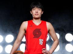 杨瀚森新定妆照出炉：身穿开拓者16号霸气十足 张开大手迎接新赛季