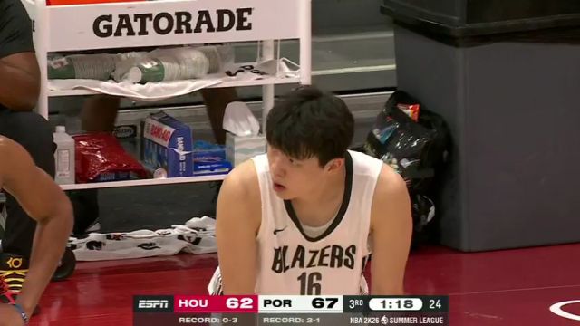 【2025年07月18日 火箭vs开拓者集锦】杨瀚森禁区防守将对手掀翻在地 裁判回放后吹罚普通犯规